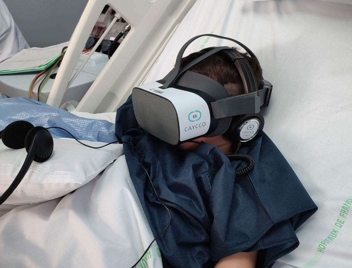 enfant avec un casque virtuel lors d'un soin à l'hopital