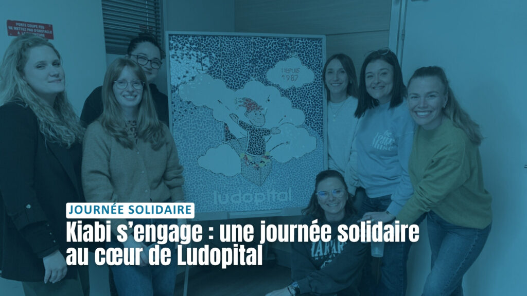 Groupe de collaboratrices Kiabi posant devant les locaux de Ludopital avec la mosaïque du logo de l’association lors de leur journée solidaire