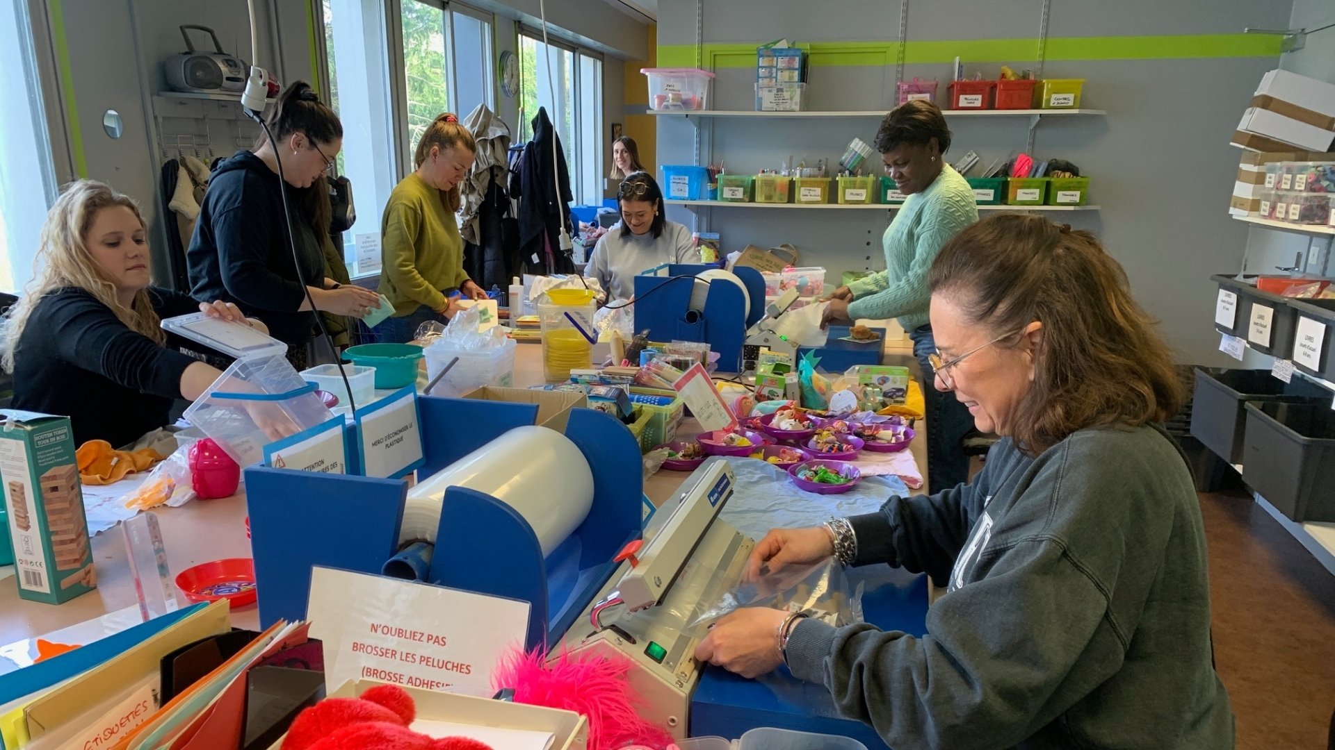 Collaboratrices Kiabi participant à la journée solidaire Ludopital, désinfectant et emballant des jouets