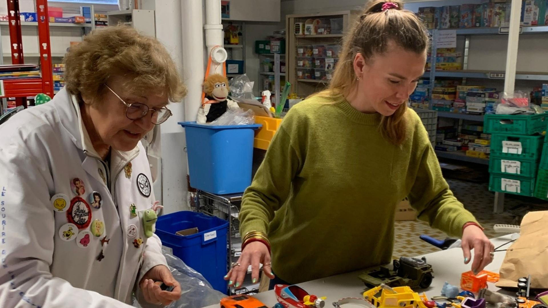 Collaboratrices Kiabi triant les jouets lors de la journée solidaire Ludopital