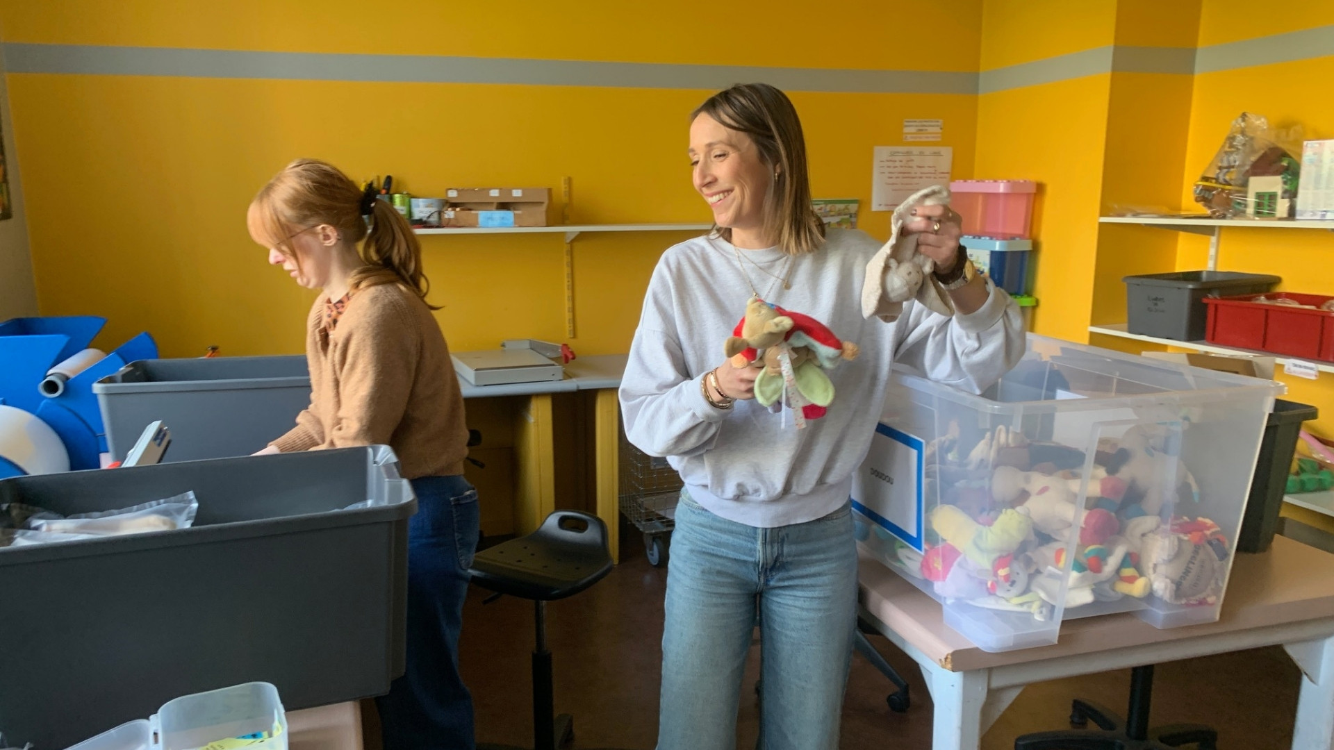 Collaboratrices Kiabi préparant les peluches et doudous pour le lavage lors de la journée solidaire Ludopital