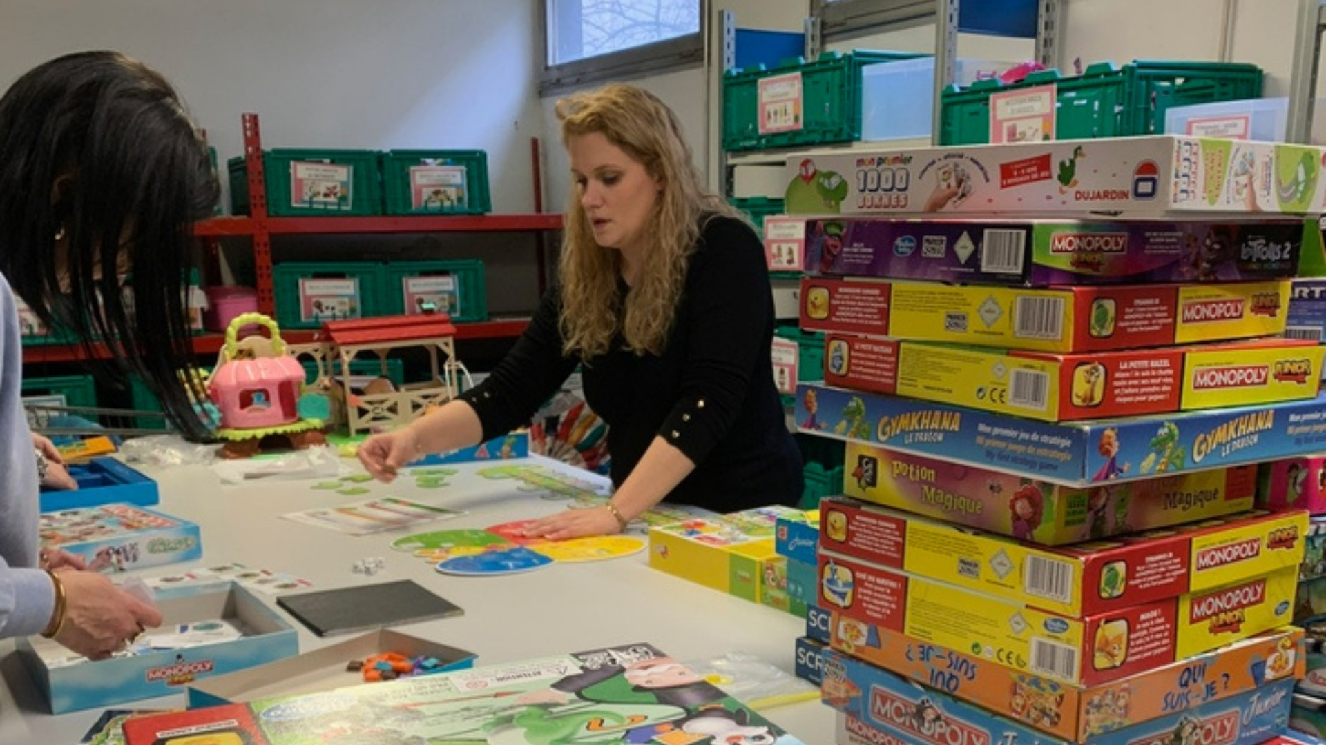 Collaboratrices Kiabi vérifiant les jeux de société lors de la journée solidaire Ludopital