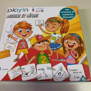 dessine et ecrit PLAY IN.
