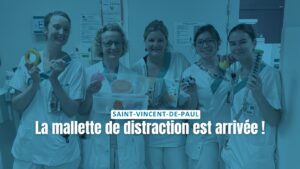 Équipe soignante des urgences pédiatriques de l'hôpital Saint-Vincent-de-Paul présentant la mallette de distraction Ludopital et ses objets sensoriels utilisés pour réduire le stress des enfants pendant les soins.
