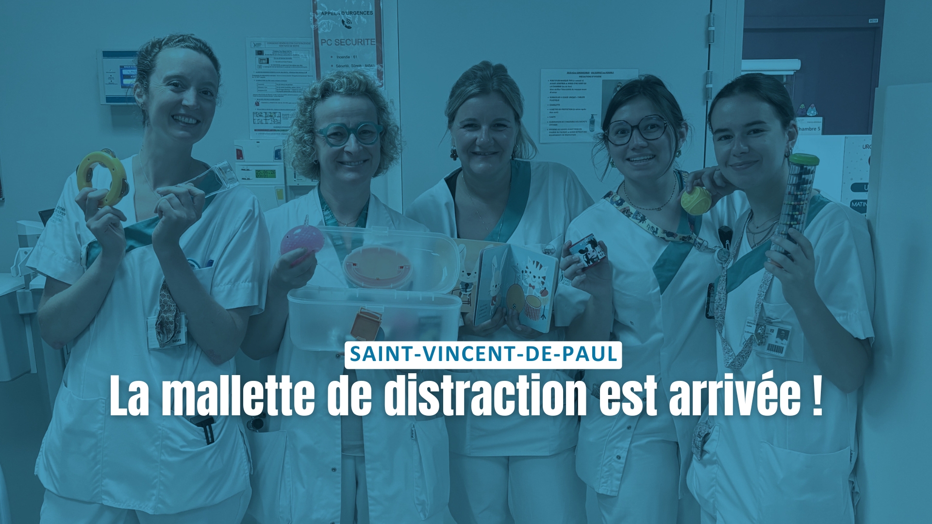 Équipe soignante des urgences pédiatriques de l'hôpital Saint-Vincent-de-Paul présentant la mallette de distraction Ludopital et ses objets sensoriels utilisés pour réduire le stress des enfants pendant les soins.
