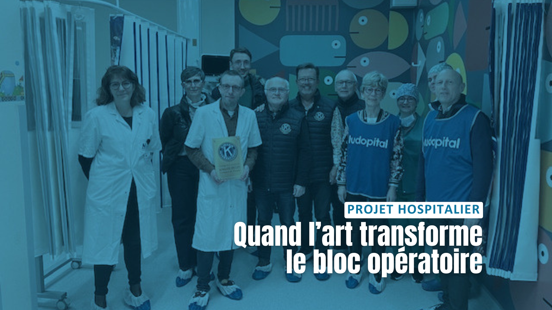 Équipe du bloc opératoire, bénévoles de Ludopital et membres du Kiwanis Seclin devant le nouvel espace décoré du bloc opératoire pédiatrique au Groupe Hospitalier Seclin Carvin.