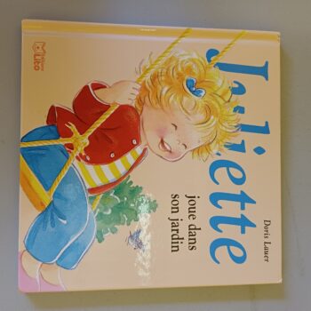 Juliette joue dans le jardin